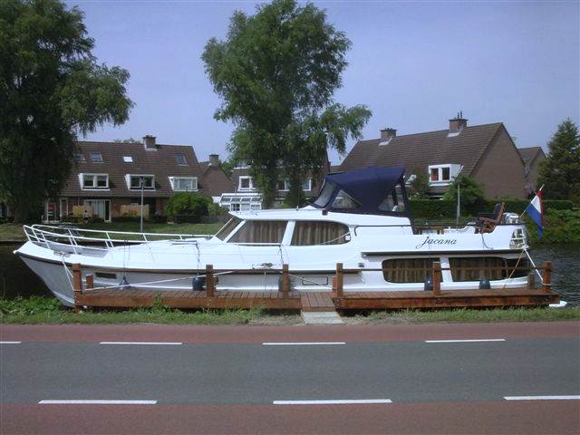 De Jacana is een uniek 14 meter lang, 4m breed en 2,70m hoog stalen jacht, ontworpen en in 2000 gebouwd bij Scheepswerf Van Groeningen Leiderdorp in opdracht en onder eigen beheer. 